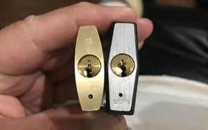 Vì sao trên các ổ khóa thường có 1 chiếc lỗ nhỏ siêu nhỏ?