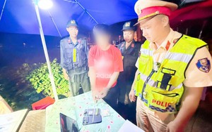 Cảnh sát kiểm tra lúc 2 giờ 30 phút, phát hiện "bí mật" trong ốp điện thoại của một nam thanh niên
