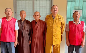 Phát hiện 5 người nước ngoài mặc trang phục tu sĩ mời gọi, bán hàng cho du khách ở chợ Bến Thành