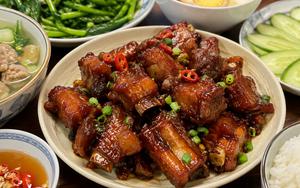 Đừng ướp sườn ngay, đầu bếp 5 sao chỉ cách làm giúp sườn rim mềm, bóng và đậm vị hơn hẳn
