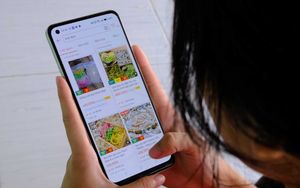 Mẹ tôi về hưu lương 7 triệu nhưng tháng nào cũng gọi điện xin thêm, tôi không nỡ từ chối nhưng chồng tôi thì bắt đầu có hành động lạ