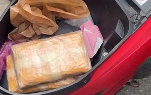 CSGT vây bắt 2 thiếu niên đi xe không biển số, vận chuyển 12.000 viên ma túy