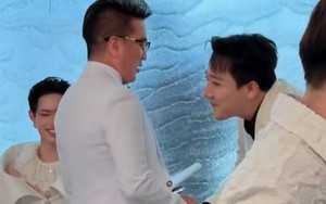 "Ông hoàng nhạc Việt" xuất hiện, Trấn Thành đứng bật dậy, cúi người chào lễ phép
