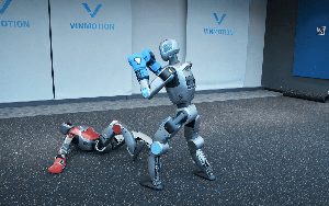 Tỷ phú Phạm Nhật Vượng “khoe” Robot mini hình người mới lên trình bất ngờ