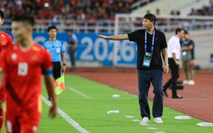 "Phù thủy" Kim Sang-sik và chiếc áo đen "vía lành"