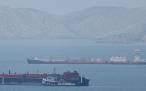 Dầu múc lên không kịp bán, tàu phải chờ 30 ngày mới đến lượt nhận hàng - Venezuela vẫn chưa vui nổi