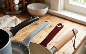 Vì sao nồi, chảo có 1 lỗ tròn trên tay cầm?