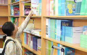 Vì sao thiếu sách giáo khoa?