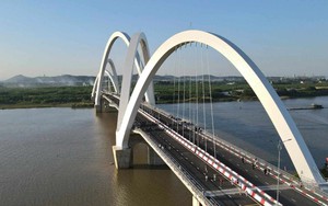 Việt Nam có cầu vòm thép 1.900 tỷ đồng cao nhất trong lịch sử, huy động đến siêu cần cẩu 800 tấn để xây dựng trong 5 năm