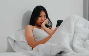 Tôi mất ngủ vì tin nhắn 4 chữ của chồng cũ, sáng dậy định trả lời thì anh gửi thêm một tin khác khiến tôi thấy mình thật ngớ ngẩn