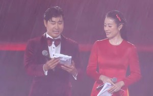 Dẫn “Tổ quốc trong tim” dưới mưa tầm tã, MC Nguyên Khang: “Trong đầu tôi nghĩ: Thôi, xong rồi!”
