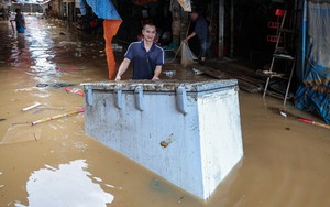 Lội nước ngang người, tiểu thương ở Lạng Sơn xót xa vớt vát tài sản