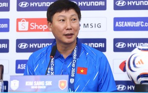 HLV Kim Sang-sik muốn Đình Bắc được truyền thông Hàn Quốc để mắt, tắt điện thoại vì bị xin vé quá nhiều