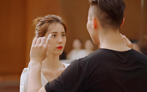 Chồng đi làm xa, tôi ở nhà nuôi 2 con thì gã hàng xóm ngày nào cũng gạ gẫm, đến khi anh ta nhắn 3 từ mà tôi lạnh người