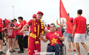 Cổ động viên mang xe lăn đến Mỹ Đình cổ vũ tuyển Việt Nam