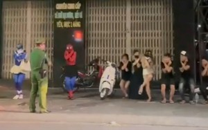 Nhóm thiếu niên ‘đi bão' không đội mũ bảo hiểm, cảnh sát phạt 'thụt dầu' tại chỗ