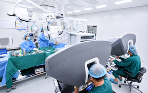 Bệnh viện đầu tiên tại Việt Nam sở hữu 2 "siêu robot" Mỹ, vừa làm điều chưa từng có khi mổ ung thư
