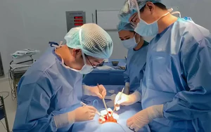 Báo động đỏ cứu tinh hoàn cho bé trai sau cú va chạm