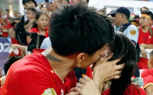 Dàn cầu thủ tuyển Việt Nam hôn vợ, khoe cúp gây bão mạng