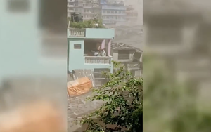 Video: Dân Nepal bất lực trước lũ bùn kinh hoàng ầm ầm lao đến như tử thần