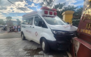 Xe cứu thương va chạm xe máy trên quốc lộ, tông đổ tường rào bệnh viện ở Hà Tĩnh