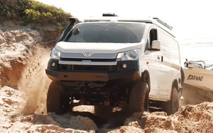 Chiếc Toyota Hiace này có khả năng off-road cực đỉnh nhờ dùng hệ dẫn động 4x4 của Land Cruiser, lốp béo, giảm xóc ‘hạng nặng’