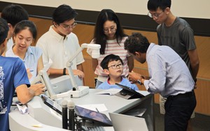 "Thần đồng" 7 tuổi có IQ 154, sở hữu 5 kỷ lục, học cùng sinh viên tại đại học top đầu châu Á