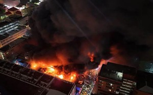 Trung tâm mua sắm nổi tiếng Bangkok (Thái Lan) cháy ngùn ngụt giữa đêm: 11 người bị thương, toà nhà biến dạng