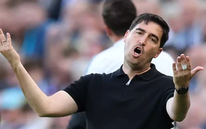 HLV Liverpool điên tiết khi đội nhà nhận bàn thua trớ trêu