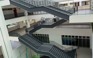 Bức ảnh cầu thang "kỳ lạ" của một trường học ở TP.HCM gây chú ý: Biết lý do đằng sau, nhiều phụ huynh gật gù "quá hay"