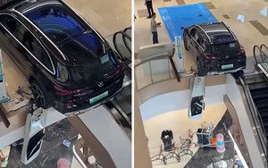 Nhầm chân ga, chiếc Mercedes lao xuyên lan can trung tâm thương mại, suýt rơi xuống tầng dưới