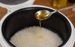 Vì sao ngày càng nhiều gia đình thích nhỏ vài giọt dầu ăn vào nồi trước khi nấu cơm?