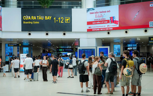 Cảnh tượng ngay lúc này tại sân bay Nội Bài