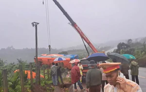 Tiếng khóc xé lòng của thân nhân người chết trong vụ xe khách lật ở Gia Lai
