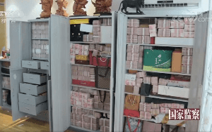 Tịch thu vàng và gần 780 tỷ đồng tiền mặt xếp chồng như kệ siêu thị tại một căn hộ