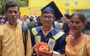 Dự lễ tốt nghiệp của con trai, đôi vợ chồng nghèo ngỡ ngàng khi con mang ra một thứ