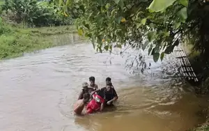 Người đàn ông bị lũ cuốn trôi, may mắn thoát nạn trong gang tấc