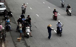 Nóng trước trận ĐT Việt Nam đấu Campuchia: "Phe vé" hoạt động tấp nập chào mời khách, "hét giá" chênh 200.000 đồng với giá gốc
