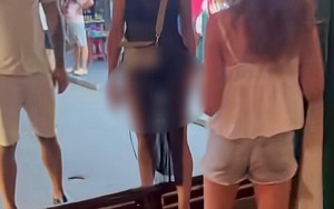 Nữ du khách mặc xuyên thấu vào Chùa Cầu Hội An, hướng dẫn viên có hành động nhận "mưa lời khen"