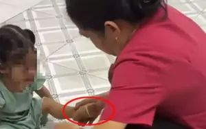 Công an xác minh vụ bảo mẫu đánh chửi, bắn dây thun vào trẻ