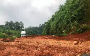 Mưa lớn gây sạt lở nhiều tuyến đường ở Lào Cai, ách tắc cục bộ