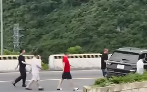 Xác minh clip nhóm người dừng ô tô ngay khúc cua trên đèo Hải Vân để ngắm cảnh