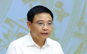 Làm việc với thuế và hải quan, Phó Thủ tướng yêu cầu: Không đẩy doanh nghiệp ‘đi vòng’