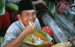 Vì sao thói quen ăn bằng tay phổ biến ở Indonesia?