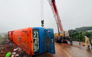 Người nhà tới nhận dạng 4 nạn nhân vụ lật xe khách ở Gia Lai