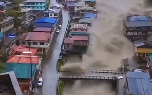 Khoảnh khắc kinh hoàng lũ đổ ập, cuốn trôi người, nhà trong khu dân cư Nepal