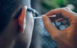 Lời khuyên cho người cứ ngứa là ngoáy tai