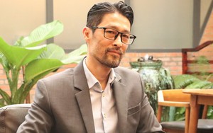 Johnny Trí Nguyễn: 'Ràng buộc trong tình yêu dễ biến ta thành cai ngục của nhau'