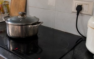 Lời khuyên cho những gia đình vẫn để bếp từ cắm điện 24/24