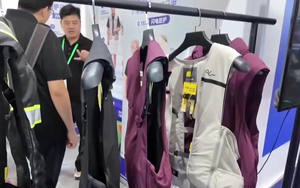 Trung Quốc giới thiệu áo phao khí bảo vệ người cao tuổi khi té ngã